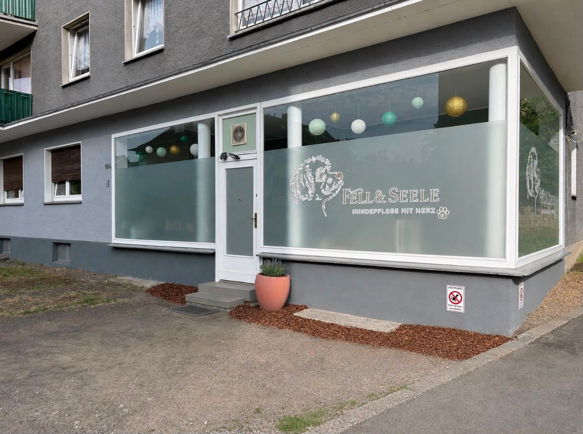 Außenansicht des Salons Fell & Seele – Hundepflege mit Herz mit beschrifteter Schaufensterfront